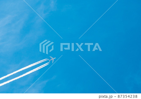 飛行機雲 見上げる 飛行機雲 見上げる 87354238