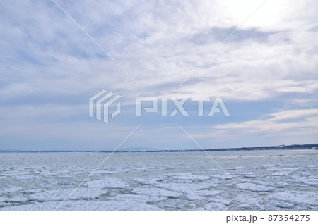 網走の流氷の海　北海道 87354275