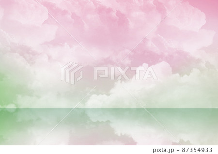 雲の間から日が差す 夕焼けの幻想的な空の風景のイラスト素材