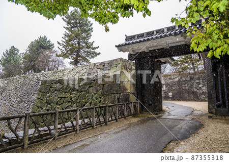 《愛知県》雪降る名古屋城 旧二之丸東二之門 《愛知県》雪降る名古屋城 旧二之丸東二之門 87355318