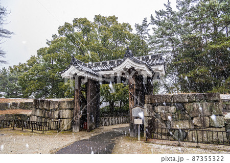 《愛知県》雪降る名古屋城　旧二之丸東二之門 87355322