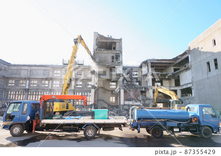 老朽化した公共建造物の解体工事現場の風景 87355429