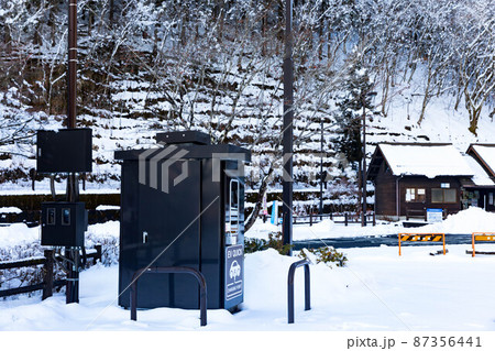 東京都西多摩郡桧原村　都民の森　電気自動車用充電器EV QUICKと雪景色 87356441
