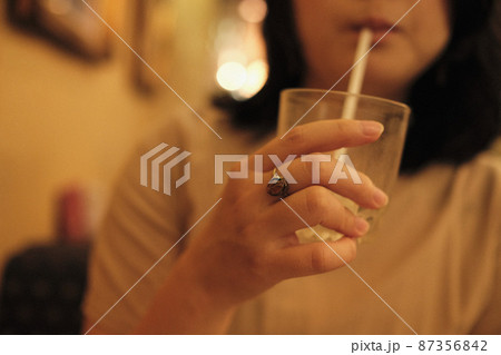ドリンクを飲む女性 87356842