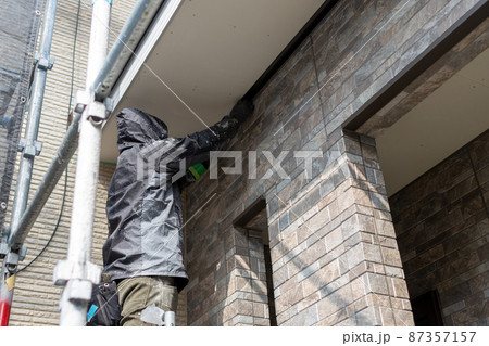 新築一戸建て外壁に養生テープを貼っているところ 87357157