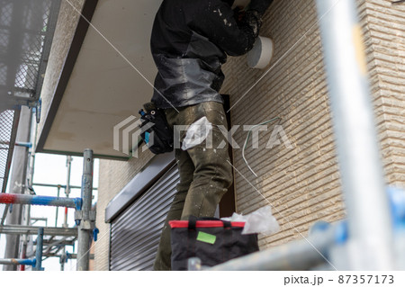 新築一戸建て外壁に養生テープを貼っているところ 87357173