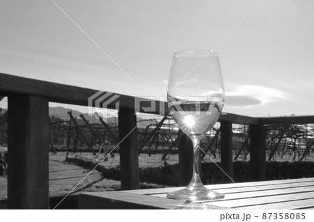 ワイングラスに注がれたワイン 87358085