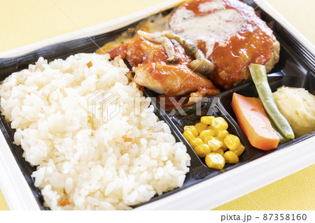美味しい若鶏とハンバーグのチーズトマト洋食弁当 87358160