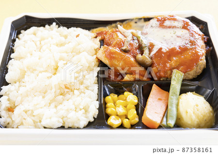 美味しい若鶏とハンバーグのチーズトマト洋食弁当 87358161