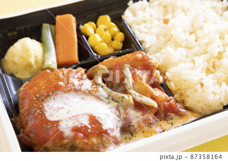 美味しい若鶏とハンバーグのチーズトマト洋食弁当 美味しい若鶏とハンバーグのチーズトマト洋食弁当 87358164