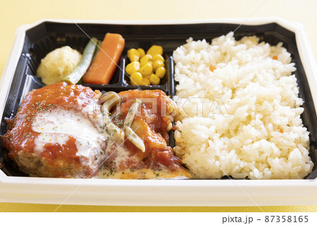 美味しい若鶏とハンバーグのチーズトマト洋食弁当 87358165