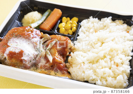 美味しい若鶏とハンバーグのチーズトマト洋食弁当 87358166