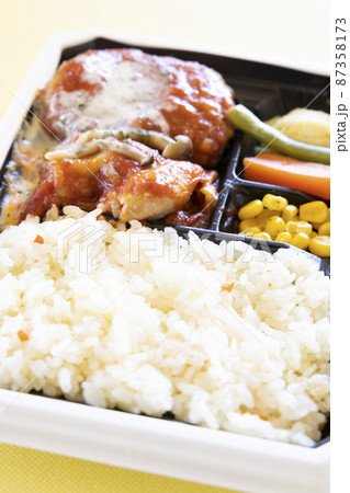 美味しい若鶏とハンバーグのチーズトマト洋食弁当 87358173