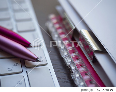 書類、キーボード、手帳のビジネスイメージ (女性) 書類、キーボード、手帳のビジネスイメージ (女性) 87359039