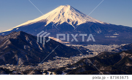 （山梨県）高川山より望む富士山の絶景と街並み 87363675