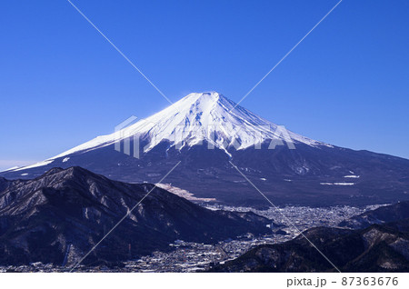 (山梨県)高川山より望む富士山の絶景と街並み (山梨県)高川山より望む富士山の絶景と街並み 87363676