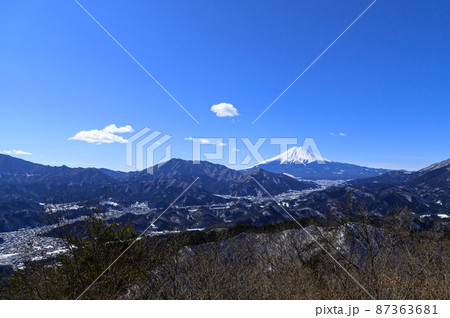 （山梨県）高川山より望む富士山の絶景と街並み 87363681