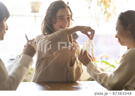 トランプを楽しむ若い男女 87365048