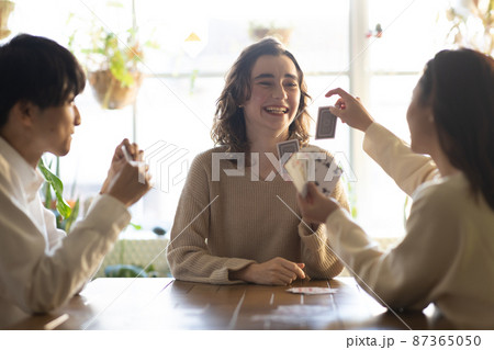 トランプを楽しむ若い男女 87365050