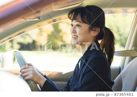 スーツを着て車を運転する女性 スーツを着て車を運転する女性 87365401