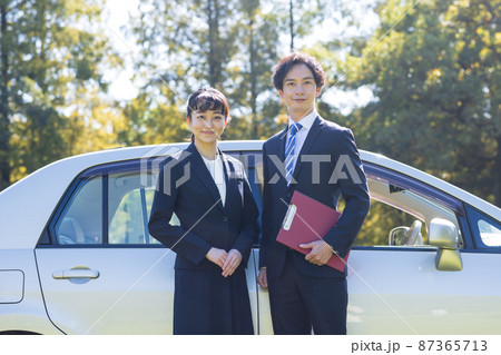 車で仕事に行く男女 87365713
