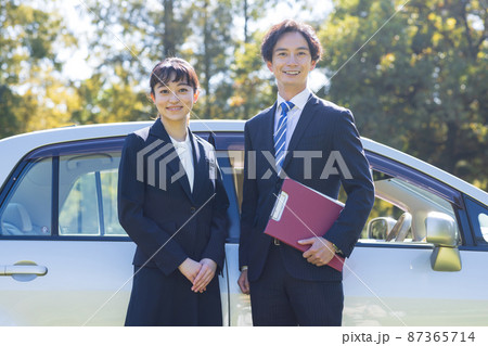 車で仕事に行く男女 87365714
