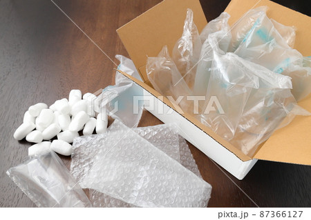 白色の段ボール箱と緩衝材がたくさん 87366127