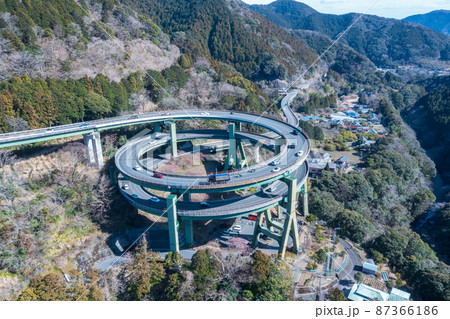 空撮「静岡県」川津七滝ループ橋 87366186