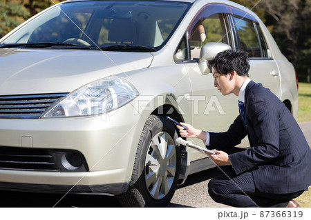 車をチェックする男性 87366319