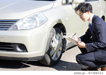 車をチェックする男性 車をチェックする男性 87366322