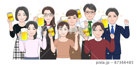 お酒を持っている人々 87366485