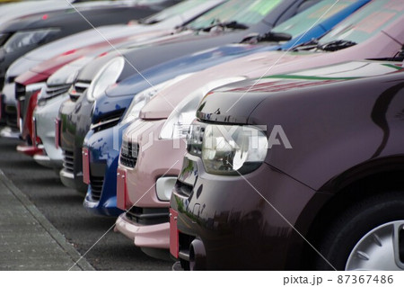 中古車イメージ　販売店に並ぶ車 87367486