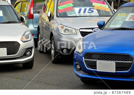 中古車イメージ　販売店に並ぶ自動車 87367489