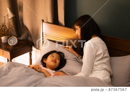 寝かしつけ　親子 87367567