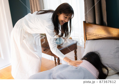 朝、子供を起こすママ 87367612