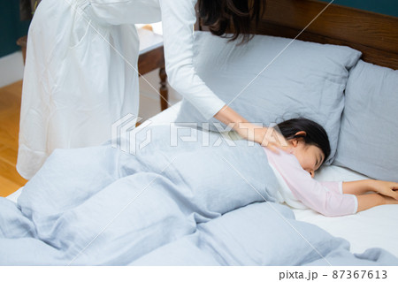 朝、子供を起こすママ 朝、子供を起こすママ 87367613