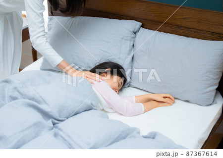朝、子供を起こすママ 87367614