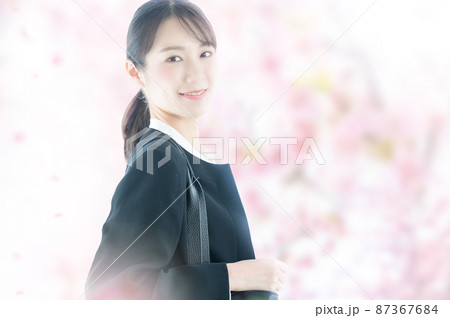 春の就職活動のイメージに使いやすい若いアジア人(日本人)女性のポートレート 桜 春の就職活動のイメージに使いやすい若いアジア人(日本人)女性のポートレート 桜 87367684