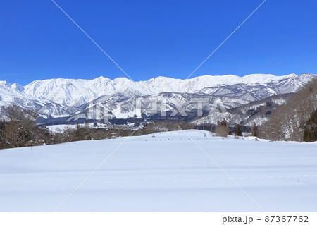 白馬村　野平から望む冬の北アルプス 87367762
