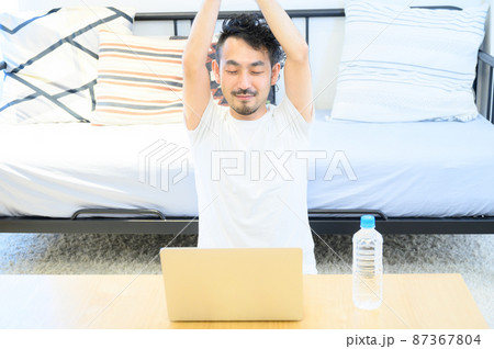 ストレッチをして笑顔のアジア系の男性 コピースペースあり ストレッチをして笑顔のアジア系の男性 コピースペースあり 87367804