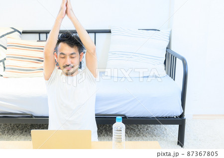 ストレッチをして笑顔のアジア系の男性　コピースペースあり 87367805