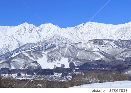 白馬村　野平から望む冬の北アルプス 87367833