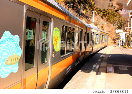 青梅線軍畑駅に到着した上り電車(2) 青梅線軍畑駅に到着した上り電車(2) 87368311
