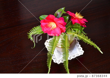 生け花　和室の一輪挿し 87368344