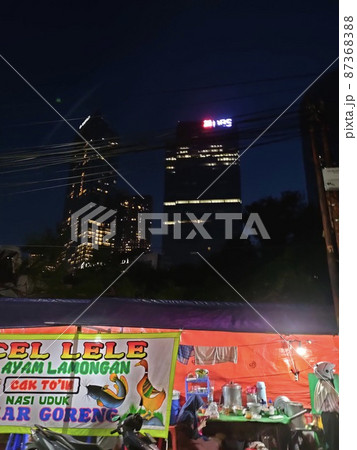 インドネシアジャカルタ屋台と高層ビル群 インドネシアジャカルタ屋台と高層ビル群 87368388