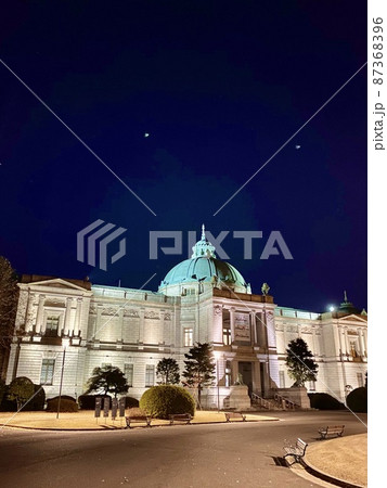 夜ライトアップされた東京国立博物館 表慶館 87368396