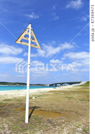 沖縄　伊平屋　海岸に建つ謎の三角 87368473