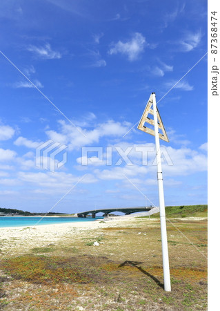 沖縄　伊平屋　海岸に建つ謎の三角 87368474