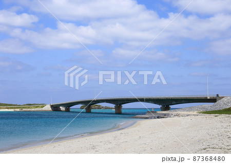 沖縄　伊平屋　野甫大橋と米岬の砂浜 87368480