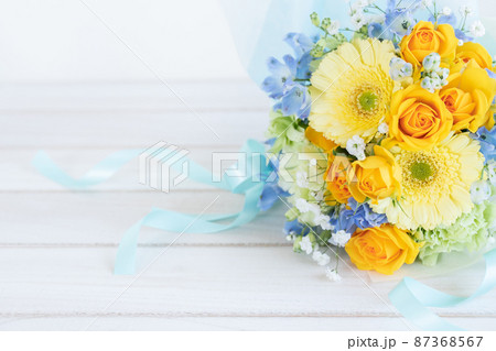 黄色いバラとガーベラのブーケ　爽やかな花束の写真素材 87368567